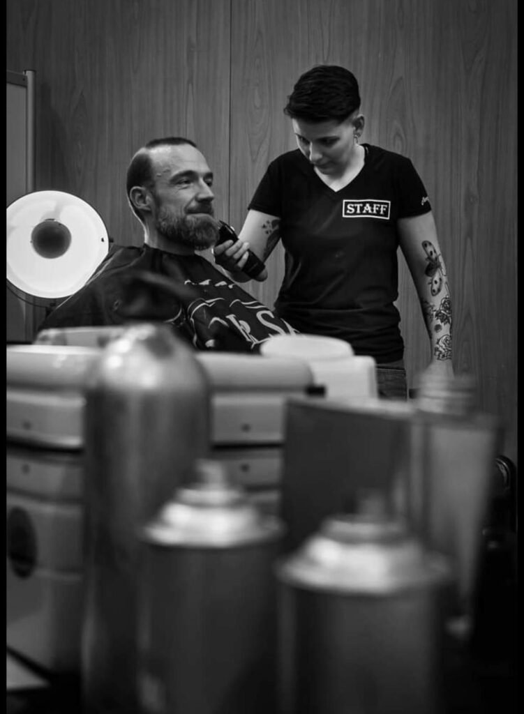 Lea qui coupe un client en noir et blanc