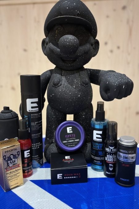 Produits Photo d'une figurine Mario noire, avec produits barber
